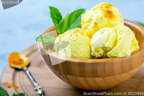 Image of Artisanal ice cream with turmeric (Golden ice cream).