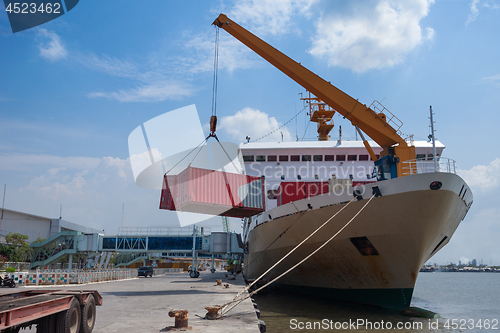 Image of Unloading KM Kelud