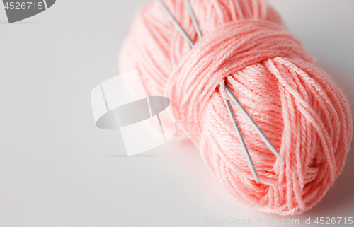 Image of knitting needles and ball of pink yarn