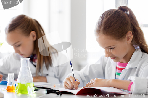 Image of kids studying chemistry at school laboratory