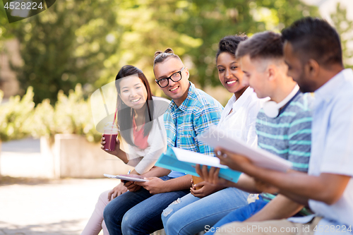 Image of students with notebook and takeaway drinks