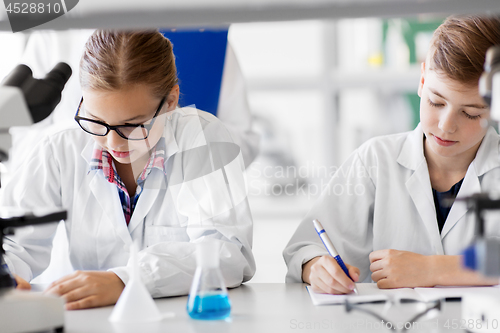 Image of kids studying chemistry at school laboratory