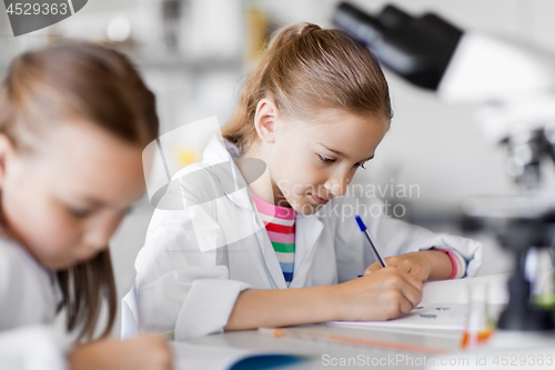 Image of kids studying chemistry at school laboratory