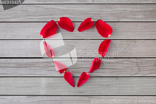 Image of heart shaped frame made of red rose petals