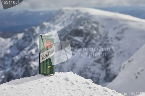 Image of A can of Zlaty Bazant beer on a mountain