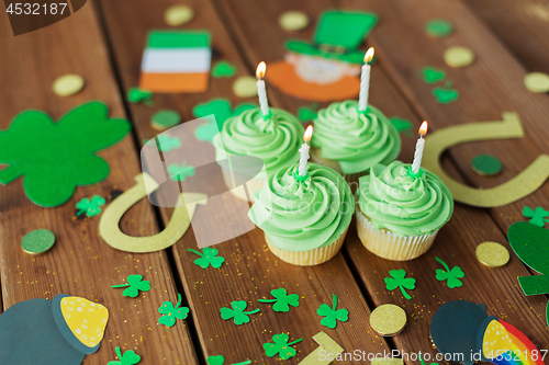 Image of green cupcakes and st patricks day party props