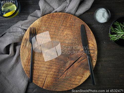 Image of empty round wooden board