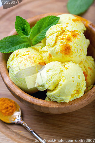 Image of Artisanal ice cream with turmeric (Golden ice cream).