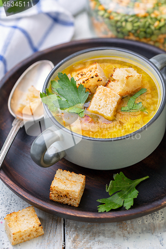 Image of Pea soup with smoked ribs and croutons in a bowl.