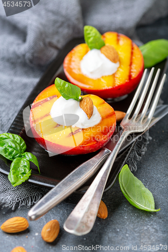 Image of Fried peaches with yogurt, honey and almonds.