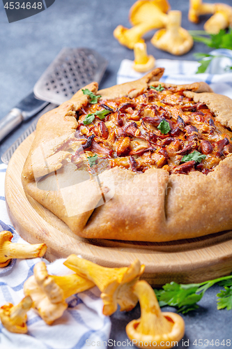 Image of Traditional pie (Galette) with wild chanterelles.