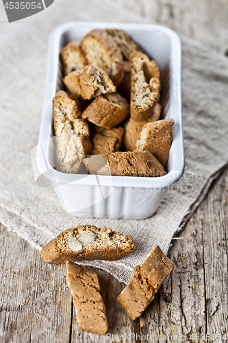 Image of Italian cookies cantuccini in white ceramic bowl on linen napkin