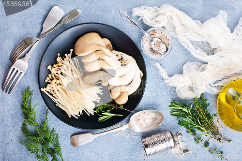 Image of raw mushrooms