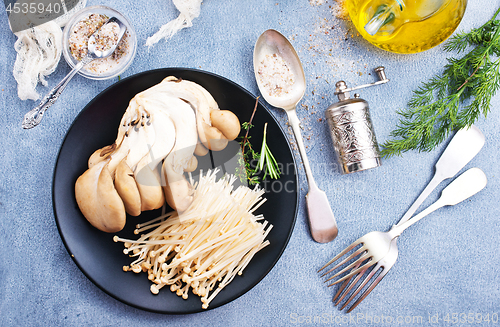 Image of raw mushrooms