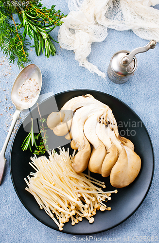 Image of raw mushrooms