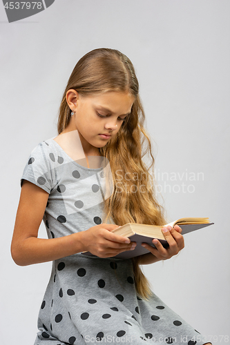 Image of Teen girl reads a book