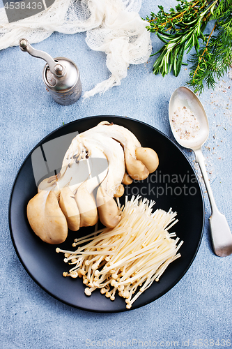 Image of raw mushrooms