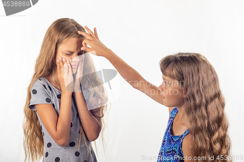 Image of Girl beats her sister\'s jabber