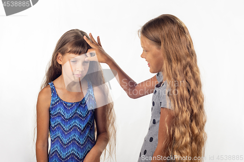 Image of A girl beats a jabber to another girl