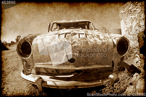 Image of old car in the desert