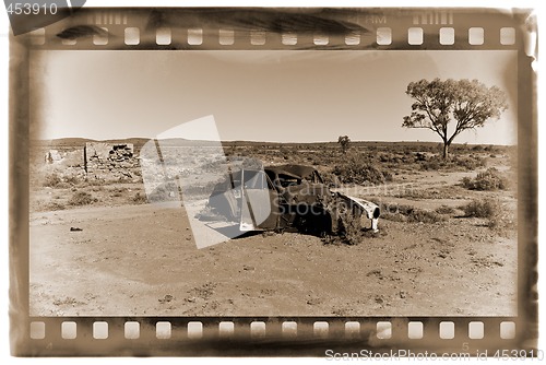 Image of old car in the desert