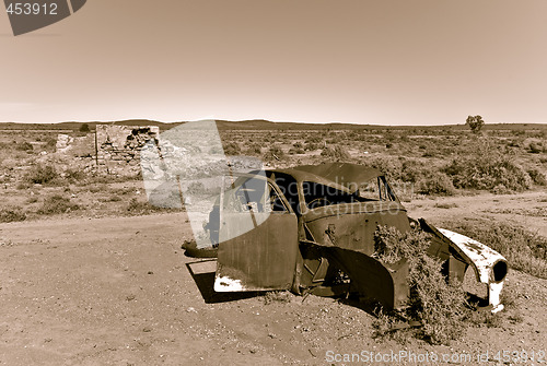 Image of old car in the desert