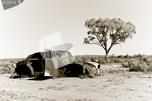 Image of old car in the desert