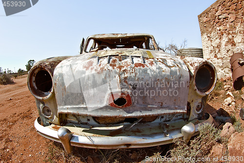 Image of old car in the desert