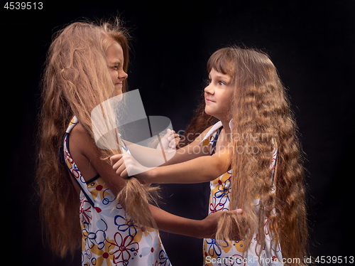 Image of Girl grabbed another girl by the hair
