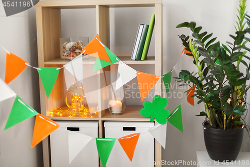 Image of home interior decorated for st patricks day party