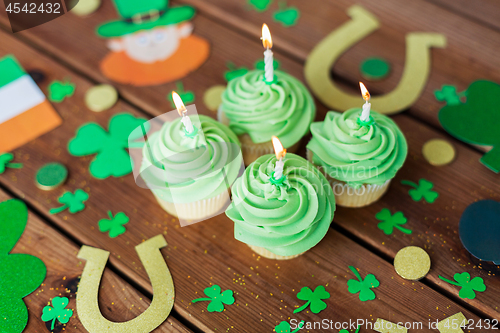 Image of green cupcakes and st patricks day party props