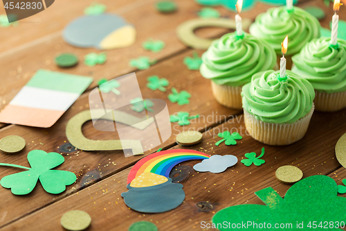 Image of green cupcakes and st patricks day party props