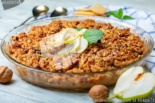 Image of Crumble with pears and cinnamon.