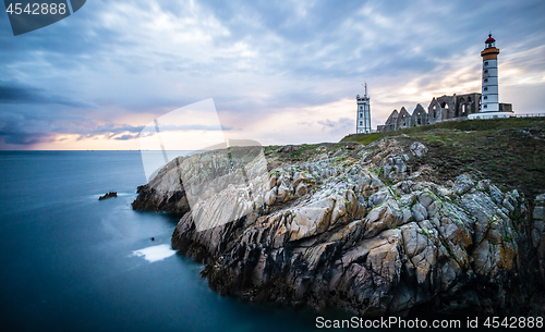 Image of The ruins of the abbey of Saint-Mathieu and the lighthouse in Fr