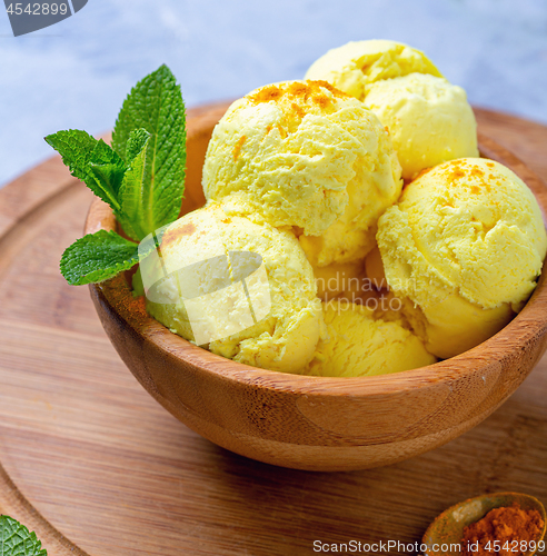 Image of Artisanal ice cream with turmeric (Golden ice cream).