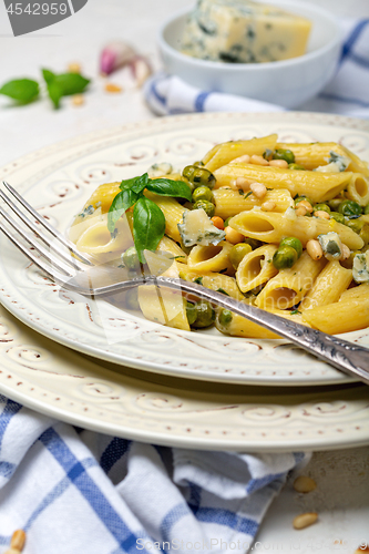 Image of Delicious vegetarian pasta with green peas sauce.