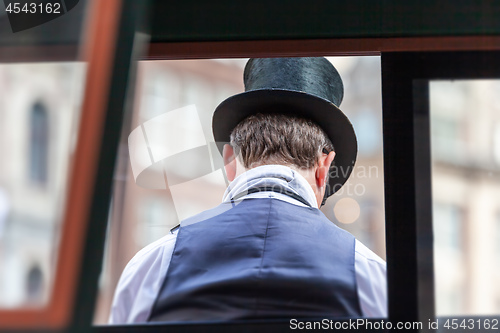 Image of Man with cylinder from behind