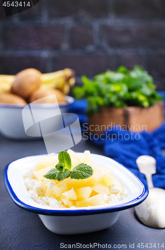 Image of cottage with pineapple