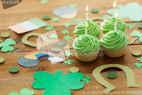 Image of green cupcakes and st patricks day party props