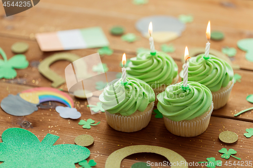 Image of green cupcakes and st patricks day party props