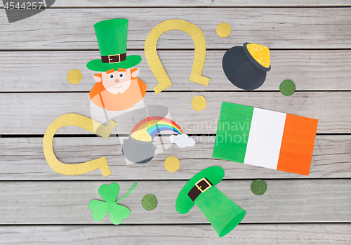 Image of st patricks day decorations on wooden background