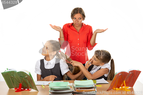 Image of The girls in the lesson made a squabble, the teacher does not know what to do with them