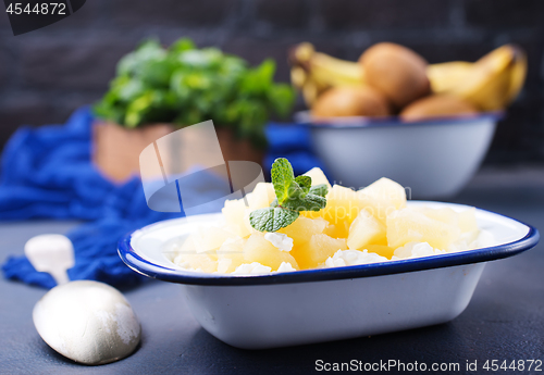 Image of cottage with pineapple