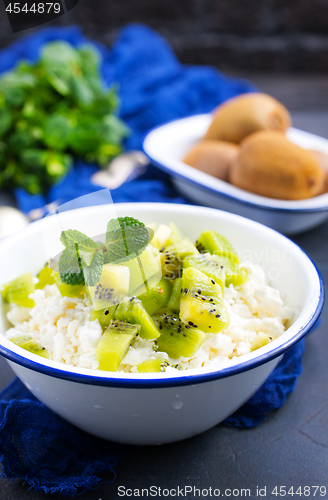Image of cottage with kiwi