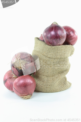 Image of Red onion in burlap bag 