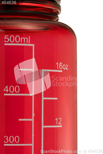 Image of double scale in mililiters and fluid ounces on a drinking bottle