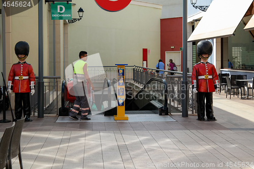 Image of Guards at Boulevard