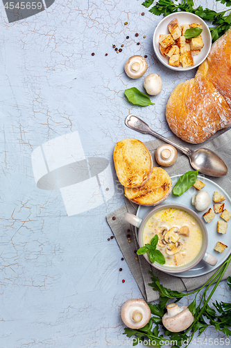 Image of Creamy soup with mushrooms and chicken.