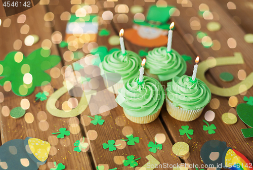 Image of green cupcakes and st patricks day party props