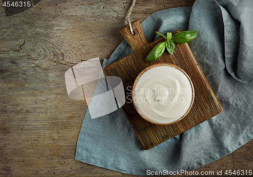 Image of bowl of sour cream